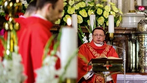 bp Grzegorz Ryś podczas modlitwy do Matki Bożej Piekarskiej w sanktuarium Matki Sprawiedliwości i Miłości Społecznej w Piekarach Śląskich