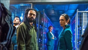 Daveed Diggs i Jennifer Connelly w scenie z serialu "Snowpiercer"
