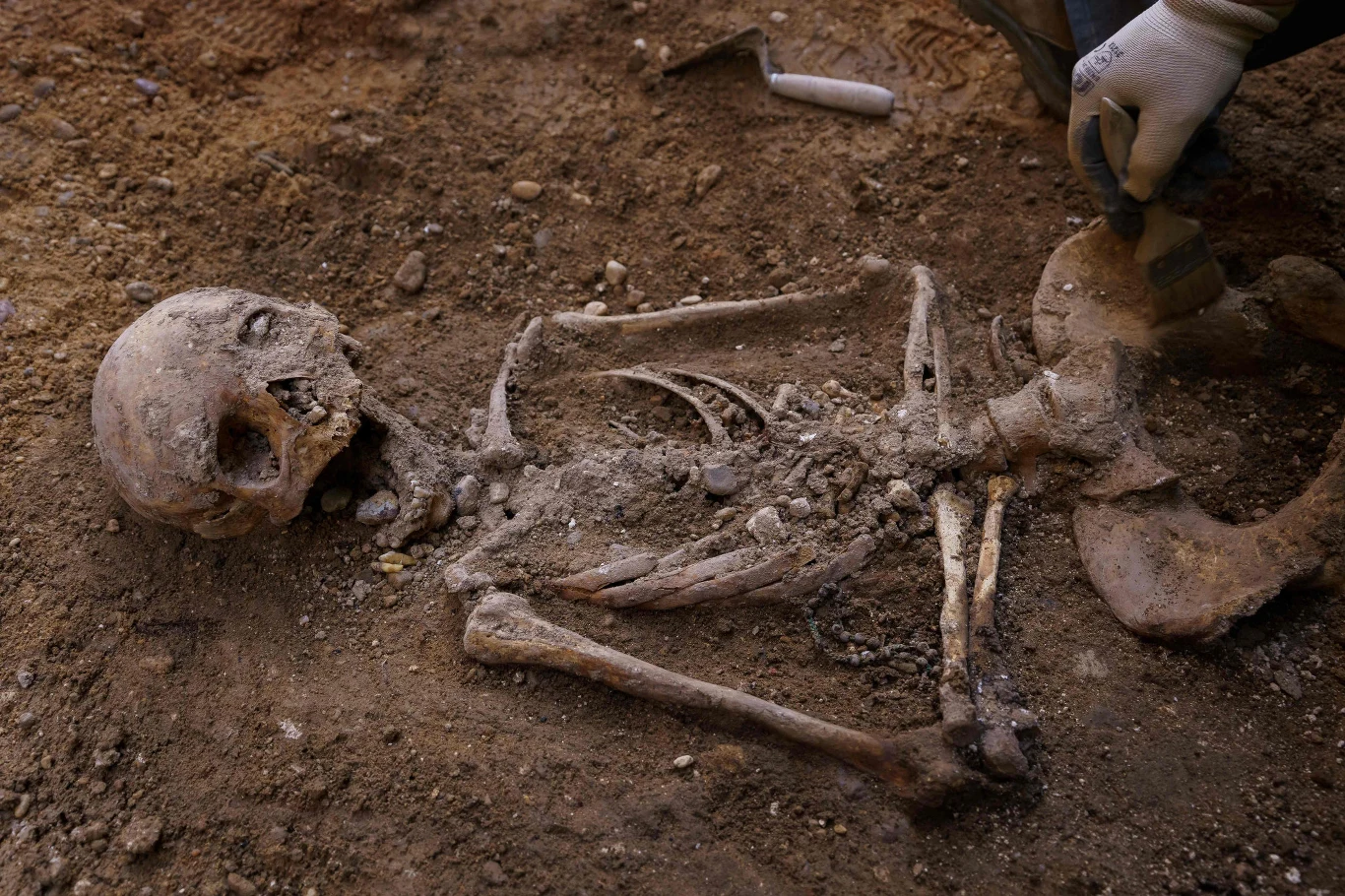 W 1592 Hugh Roe uciekł z pomocą zaprzyjaźnionych członków klanu O’Neill. Wrócił na swoje ziemię i rozpoczął antyangielskie powstanie. 