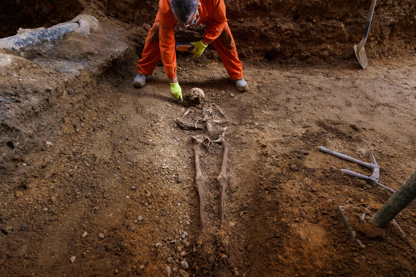 W wyniku Wojny Dziewięcioletniej, w latach 1593 – 1602, Irlandczycy pod wodzą „Rudego” O’Donnella byli o krok od pokonania wojsk angielskich i wyzwolenia wyspy spod panowania Tudorów. W walce pomagały im siły przysłane przez hiszpańskiego króla, Filipa III, któremu na rękę była porażka Anglii.