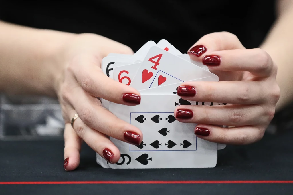 Manicure w kolorze wina do tej pory przypisywany był jesieni. Tym razem styliści polecają kolor bordowy w sezonie letnim. Obecnie to jemu ustępuje soczysta czerwień. Manicure w kolorze wina do tej pory przypisywany był jesieni. Tym razem styliści polecają kolor bordowy w sezonie letnim. Obecnie to jemu ustępuje soczysta czerwień.