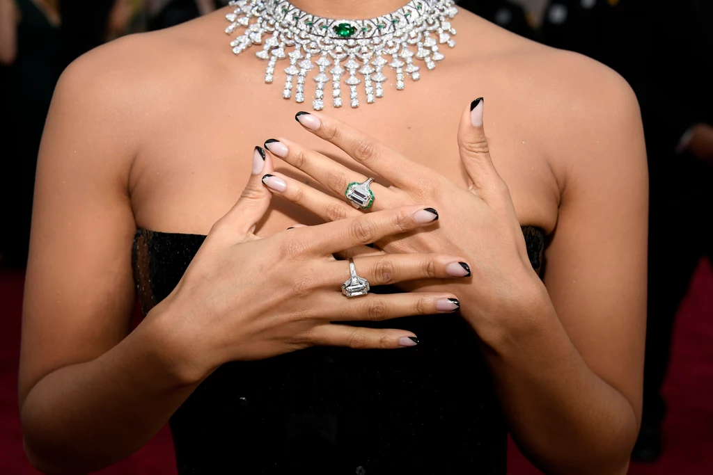 Kolorowy french manicure zawładnął gustami Polek. Nie musi kojarzyć się z kiczem. Wszytko zależy od tego, jak zestawimy ze sobą kolory hybrydowych lakierów - wybór jest duży. Jednak i tu obowiązuje pewna zasada. Kolor końcówki powinien być ciemniejszy od bazy. Czerń i biel zawsze się obronią, idealny zestaw do wieczorowych kreacji. Kolorowy french manicure zawładnął gustami Polek. Nie musi kojarzyć się z kiczem. Wszytko zależy od tego, jak zestawimy ze sobą kolory hybrydowych lakierów - wybór jest duży. Jednak i tu obowiązuje pewna zasada. Kolor końcówki powinien być ciemniejszy od bazy. Czerń i biel zawsze się obronią, idealny zestaw do wieczorowych kreacji.