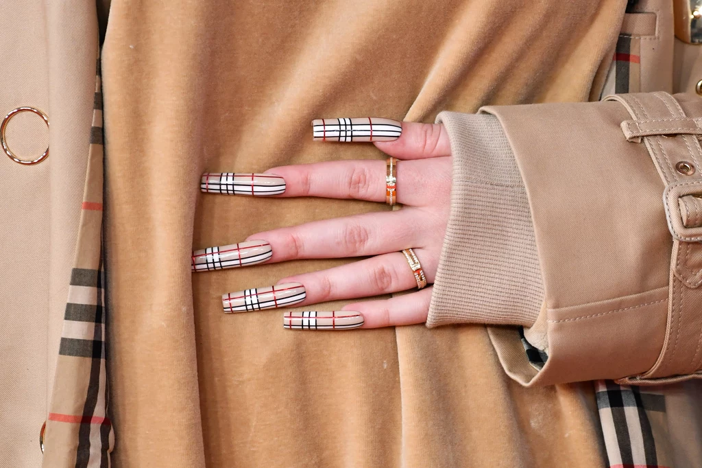 "Gingham nails" to określenie na manicure inspirowany wyglądem słynnej w Polsce stołowej ceraty w kratę. Jednak w tym roku kraciasty manicure nabiera bardziej wyrafinowanej formy. Inspiracją mogą być modowe marki. W ten sposób paznokcie nawiązują do ulubionych kolekcji, tkanin i odwrotnie. "Gingham nails" to określenie na manicure inspirowany wyglądem słynnej w Polsce stołowej ceraty w kratę. Jednak w tym roku kraciasty manicure nabiera bardziej wyrafinowanej formy. Inspiracją mogą być modowe marki. W ten sposób paznokcie nawiązują do ulubionych kolekcji, tkanin i odwrotnie.