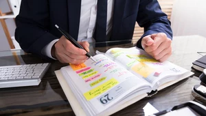 Zgodnie z Kodeksem pracy, pracownik ma prawo do odpoczynku tygodniowego, który powinien wynosić co najmniej 35 godzin.