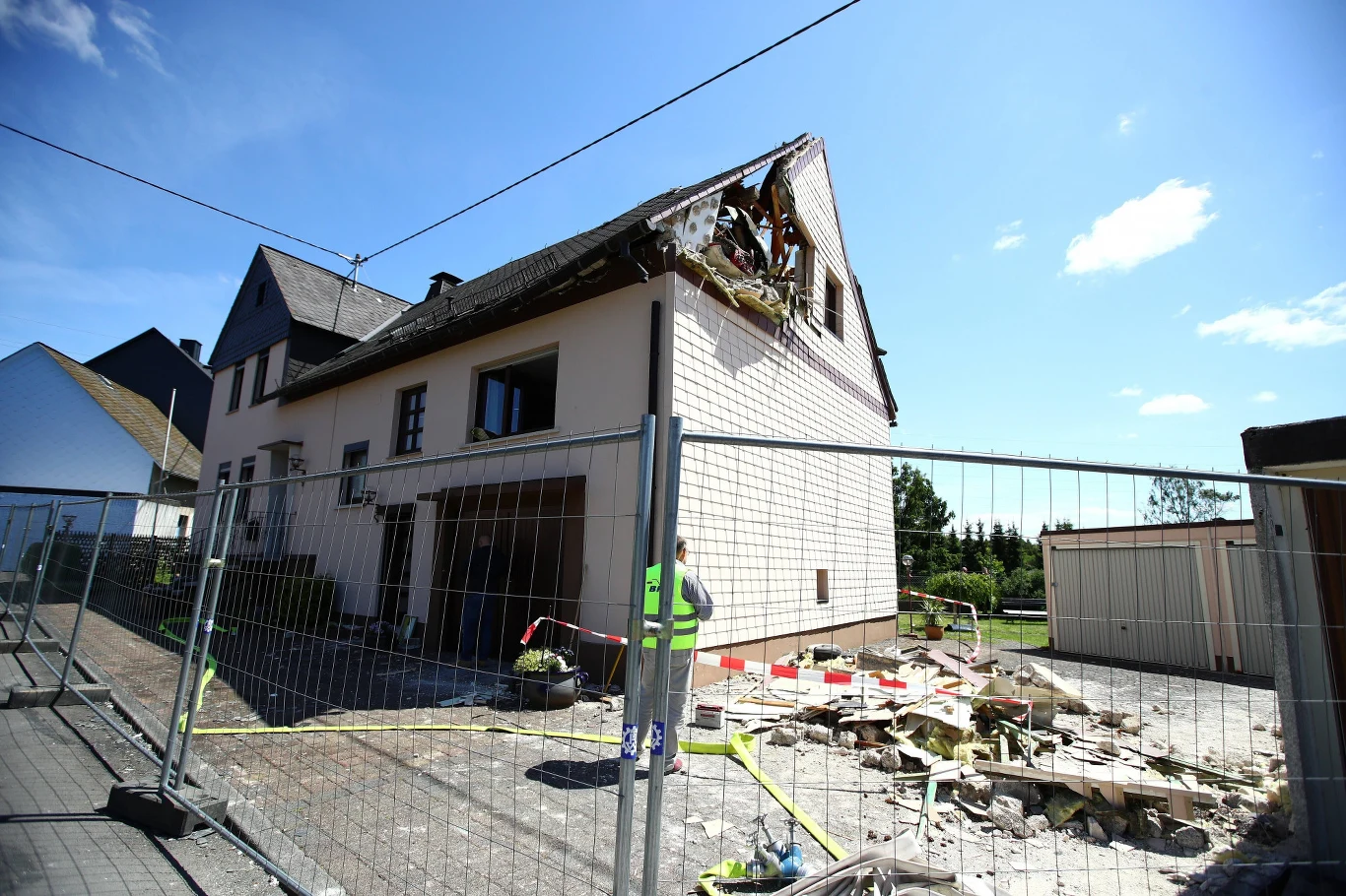 Dom, jak widać, ucierpiał całkiem poważnie, ale po gruntownym remoncie górnej kondygnacji będzie nadawał się do użytku.