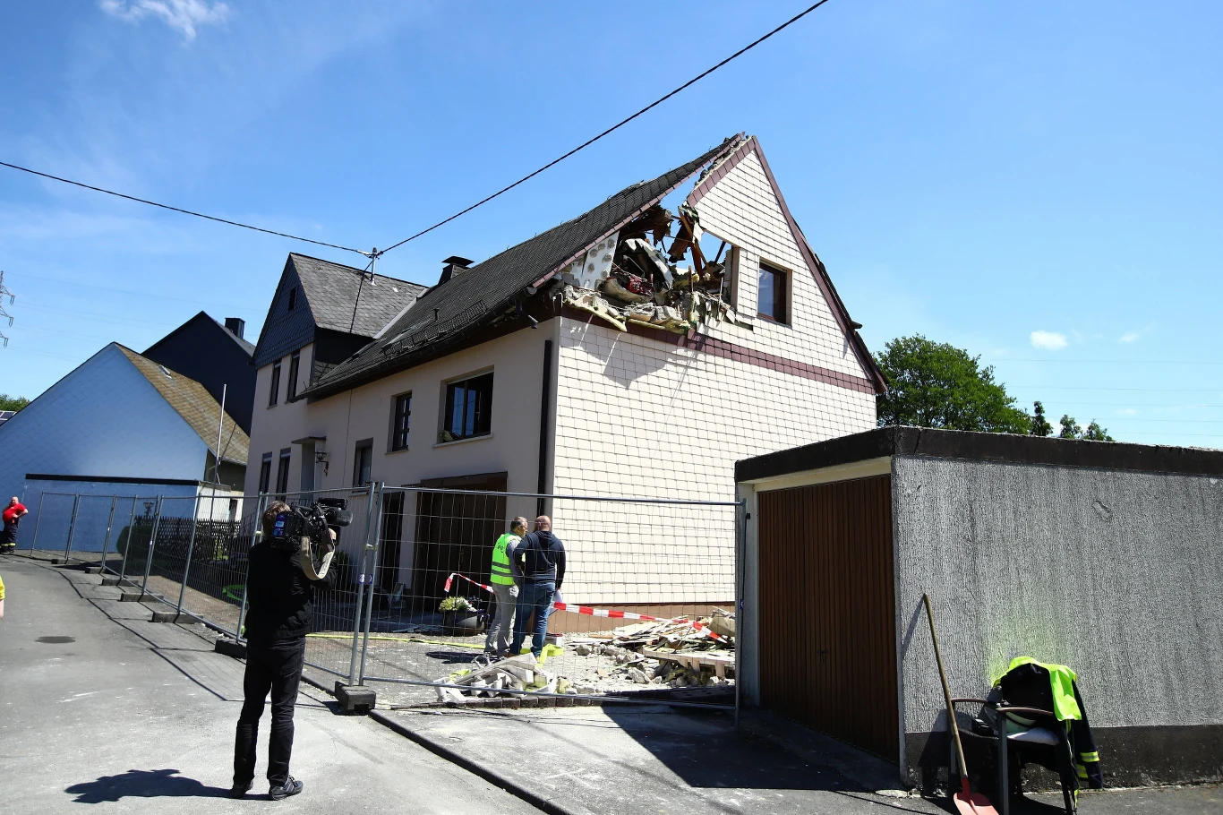 Przez zniszczenie instalacji elektrycznej, prądu zostało pozbawione 50 tys. gospodarstw w całym regionie.