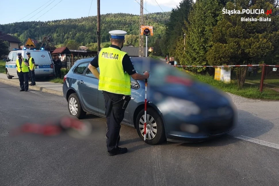 Na lekkim łuku kierująca pojechała prosto i wjechała w rowerzystki