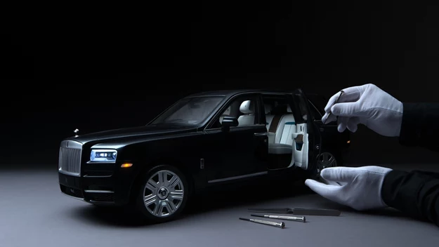 Rolls Royce Cullinan w wersji mini wykonany w skali 1:8 z pewnością nie zdobyłby aż takiego rozgłosu, gdyby nie jego oszałamiająca cena.