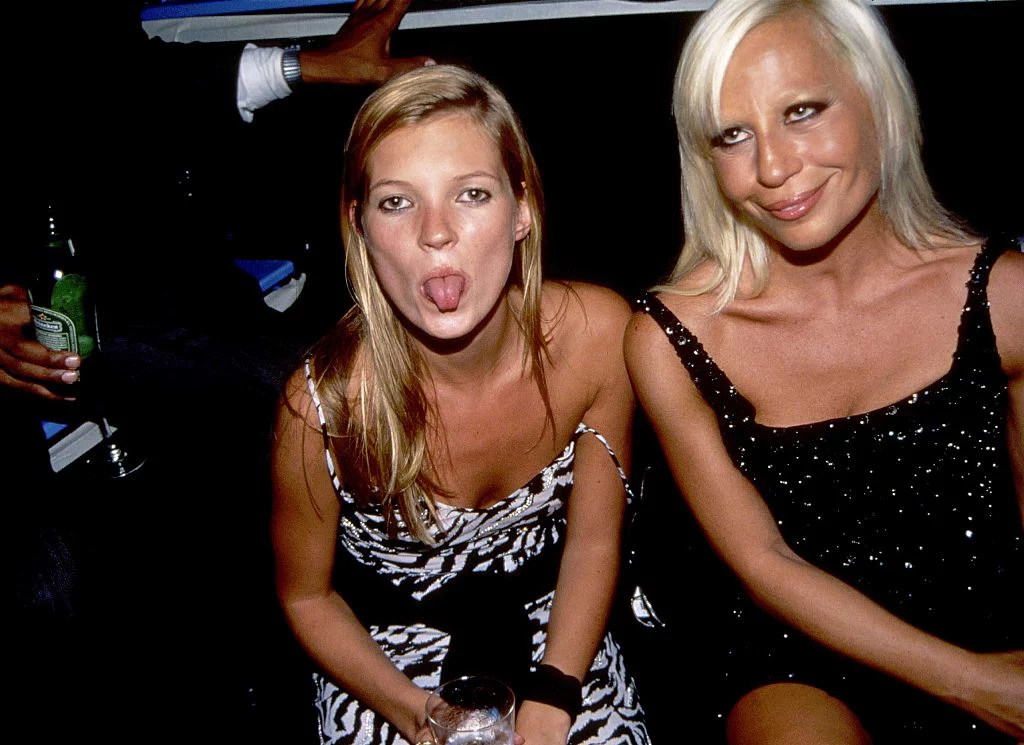 Jedną z największych skandalistek w branży jest Kate Moss. W 2005 roku „Daily Mirror” opublikowało zdjęcia modelki zażywającej narkotyki. Wstrząsające fotografie zmusiły współpracujące z nią marki do zerwania kontraktów. Kate wydała oficjalne oświadczenie, w którym przeprosiła wszystkich za swoje zachowanie, ale łatka kokainowej imprezowiczki przywarła do niej już na zawsze. Jedną z największych skandalistek w branży jest Kate Moss. W 2005 roku „Daily Mirror” opublikowało zdjęcia modelki zażywającej narkotyki. Wstrząsające fotografie zmusiły współpracujące z nią marki do zerwania kontraktów. Kate wydała oficjalne oświadczenie, w którym przeprosiła wszystkich za swoje zachowanie, ale łatka kokainowej imprezowiczki przywarła do niej już na zawsze.