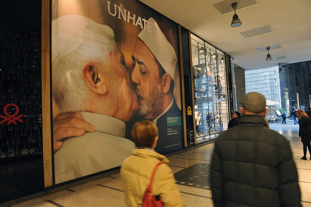 Papież i imam w czułych objęciach Reklamy projektowane przez wielkie marki modowe często przekraczają granice przyzwoitości. Przykładem takiej akcji promocyjnej może być kampania włoskiej marki United Colors of Benetton, która postawiła sobie za główny cel promowanie tolerancji i pokoju. W 2011 roku świat obiegł skandaliczny fotomontaż, na którym ówczesny papież Benedykt XVI całuje się z… imamem Ahmedem al-Tajjebem! Na reakcję Watykanu nie trzeba było długo czekać. Oficjalne oświadczenie kipiało wręcz od skrajnych emocji. „To niedopuszczalne! Narusza postawowe zasady szacunku dla ludzi” – pisali. Prezesi United Colors of Benetton zostali zmuszeni do publicznych przeprosin i usunięcia reklamy. Co ciekawe, za owym dziełem stał fotograf Oliviero Toscani, znany z podobnych gorszących opinię publiczną wizji. W 1991 roku zaprojektował reklamę, na której znalazło się umorusane mazią płodową nowo narodzone dziecko. Papież i imam w czułych objęciach Reklamy projektowane przez wielkie marki modowe często przekraczają granice przyzwoitości. Przykładem takiej akcji promocyjnej może być kampania włoskiej marki United Colors of Benetton, która postawiła sobie za główny cel promowanie tolerancji i pokoju. W 2011 roku świat obiegł skandaliczny fotomontaż, na którym ówczesny papież Benedykt XVI całuje się z… imamem Ahmedem al-Tajjebem! Na reakcję Watykanu nie trzeba było długo czekać. Oficjalne oświadczenie kipiało wręcz od skrajnych emocji. „To niedopuszczalne! Narusza postawowe zasady szacunku dla ludzi” – pisali. Prezesi United Colors of Benetton zostali zmuszeni do publicznych przeprosin i usunięcia reklamy. Co ciekawe, za owym dziełem stał fotograf Oliviero Toscani, znany z podobnych gorszących opinię publiczną wizji. W 1991 roku zaprojektował reklamę, na której znalazło się umorusane mazią płodową nowo narodzone dziecko.