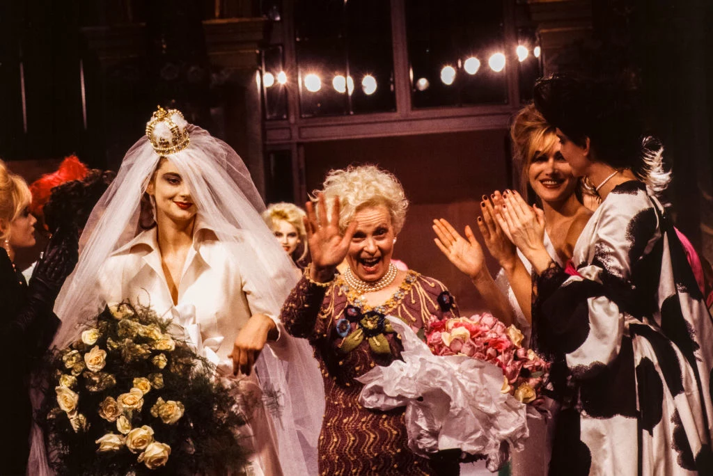 Angielska projektantka mody Vivienne Westwood to prawdziwa skandalistka. Kobieta nie boi się mówić głośno o swoich nawet najbardziej skrajnych poglądach. Projektantka jest jednocześnie niekwestionowaną ikoną mody i prekursorką współczesnych trendów. Jednym z jej projektów, który wzbudził wiele kontrowersji, był sklep „Let It Rock”. Westwood otworzyła go razem ze swoim partnerem, Malcolmem McLarenem. Początkowo w asortymencie sklepu znajdowały się ubrania w stylu subkultury Teddy boys, ale właściciele szybko uzupełnili ofertę o stroje dla fetyszystów, sadomasochistów i koszulki z pornograficznymi nadrukami. Angielska projektantka mody Vivienne Westwood to prawdziwa skandalistka. Kobieta nie boi się mówić głośno o swoich nawet najbardziej skrajnych poglądach. Projektantka jest jednocześnie niekwestionowaną ikoną mody i prekursorką współczesnych trendów. Jednym z jej projektów, który wzbudził wiele kontrowersji, był sklep „Let It Rock”. Westwood otworzyła go razem ze swoim partnerem, Malcolmem McLarenem. Początkowo w asortymencie sklepu znajdowały się ubrania w stylu subkultury Teddy boys, ale właściciele szybko uzupełnili ofertę o stroje dla fetyszystów, sadomasochistów i koszulki z pornograficznymi nadrukami.