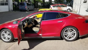 Policjanci z Mysłowic odzyskali wart 170 tys. zł samochód marki tesla.