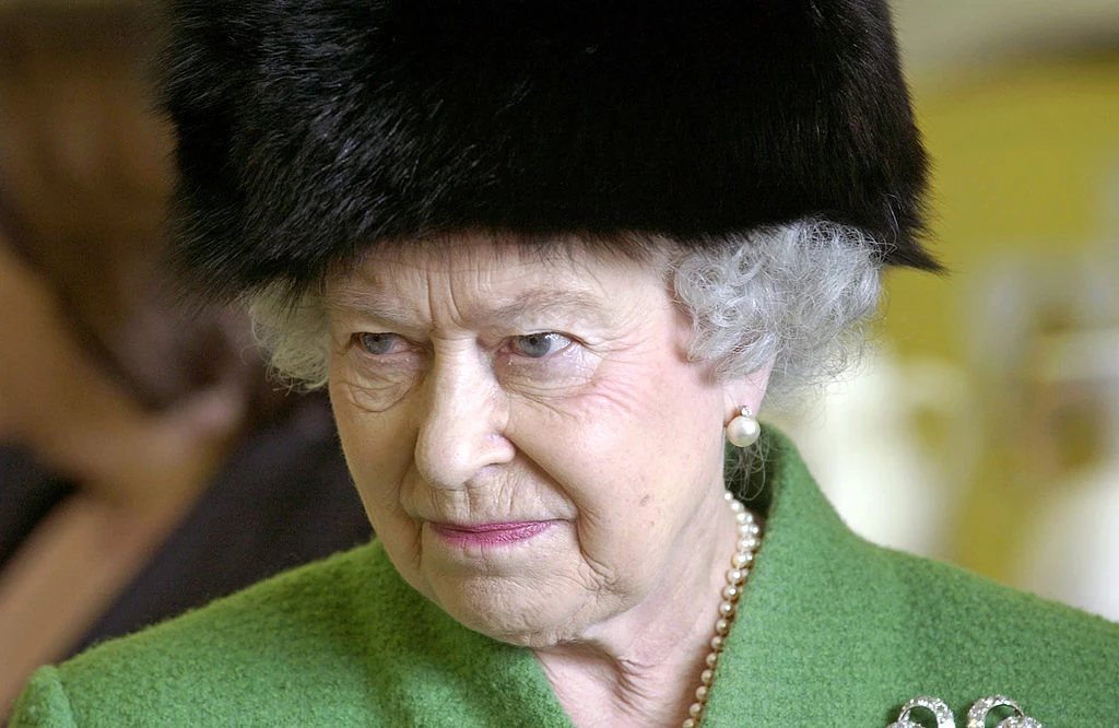 W 1992 roku Vivienne Westwood przybyła do pałacu Buckingham, aby odebrać Order Imperium Brytyjskiego. Jakież było zdziwienie zebranych na miejscu osobistości, gdy okazało się, że projektantka nie założyła na to uroczyste wydarzenie bielizny! Nietuzinkowa Vivienne skwitowała całe zajście jednym zdaniem – „Nigdy nie noszę bielizny do sukienek”. W 1992 roku Vivienne Westwood przybyła do pałacu Buckingham, aby odebrać Order Imperium Brytyjskiego. Jakież było zdziwienie zebranych na miejscu osobistości, gdy okazało się, że projektantka nie założyła na to uroczyste wydarzenie bielizny! Nietuzinkowa Vivienne skwitowała całe zajście jednym zdaniem – „Nigdy nie noszę bielizny do sukienek”.