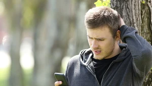 ​Czy musisz odblokować telefon podczas kontroli policyjnej? Prawnik rozwiewa wątpliwości