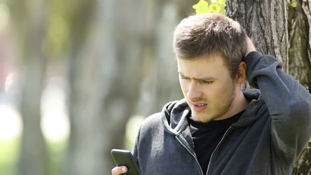 Czy musisz odblokować telefon podczas kontroli policyjnej? Prawnik rozwiewa wątpliwości


