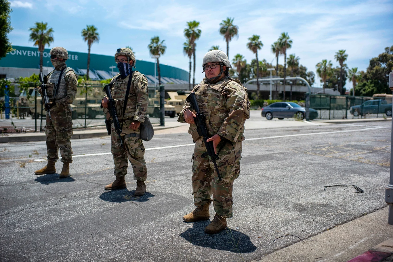 Kalifornia. Członkowie Gwardii Narodowej przed Centrum Kongresowym w Los Angeles. 