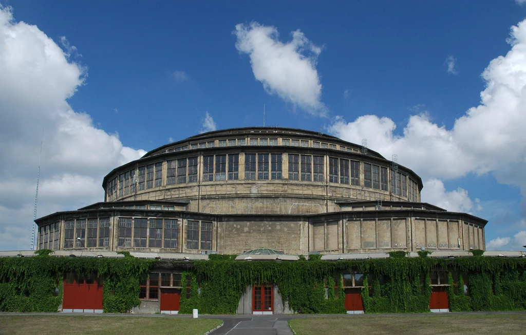 Hala Stulecia we Wrocławiu Jeden z najciekawszych dolnośląskich budynków, ulubienica historyków architektury, fotografów i ekip filmowych. Jej budowę rozpoczęto w 1911 roku i zakończono w ciągu zaledwie 14 miesięcy. Hala, zaprojektowana przez miejskiego architekta Maxa Berga, od początku budziła spore zainteresowanie nie tylko mieszkańców Wrocławia, ale również architektów i inżynierów z całej Europy. Wszyscy z zainteresowaniem patrzyli na stosowaną przy budowie, innowacyjną jak na owe czasy, żelbetową technologię oraz na imponujące rozmiary bryły. Hala ma 42 metry wysokości, 14 tys. metrów kwadratowych powierzchni użytkowej, a wieńcząca ją kopuła o rozpiętości 67 metrów, była w owym czasie największą kopułą na świcie, przyćmiewającą nawet rzymski Panteon. 