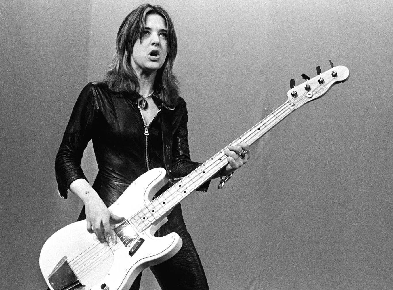 "Była pierwszą, która wyważyła drzwi dla nas kobiet" - opowiada Cherie Currie o Suzi Quatro w dokumencie jej poświęconym "Suzi Q" z 2019 r. "Wiele dziewczyn chciało być jak ona, ale nie możesz udać czegoś, czego nie masz w DNA. Ta kobieta ma tyle energii, tyle talentu. Może robić to, co zechce" - wspominał Alice Cooper. Na zdjęciu Suzi Quatro w 1973 r. w Amsterdamie (Holandia).