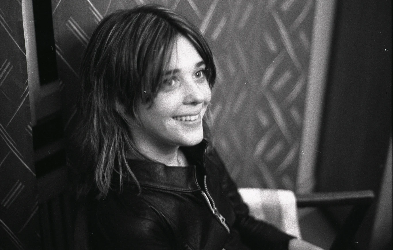 Suzi Quatro urodziła się w 1950 roku w Detroit. Karierę muzyczną rozpoczęła w 1964 i kontynuuje ją do dziś. Pierwszym zespołem basistki była kapela założona wraz ze swoją siostrą Patti. Grupa nazywała się The Pleasure Seekers i pod tym szyldem działała do 1969 roku. Następnie dziewczyny zmieniły nazwę na Cradle i działały przez dwa lata. Faktyczny rozpad zespołu nastąpił po przeprowadzce Quatro do Wielkiej Brytanii w 1971 roku. Na zdjęciu Suzi Quatro w 1973 r. w Hamburgu (Niemcy).