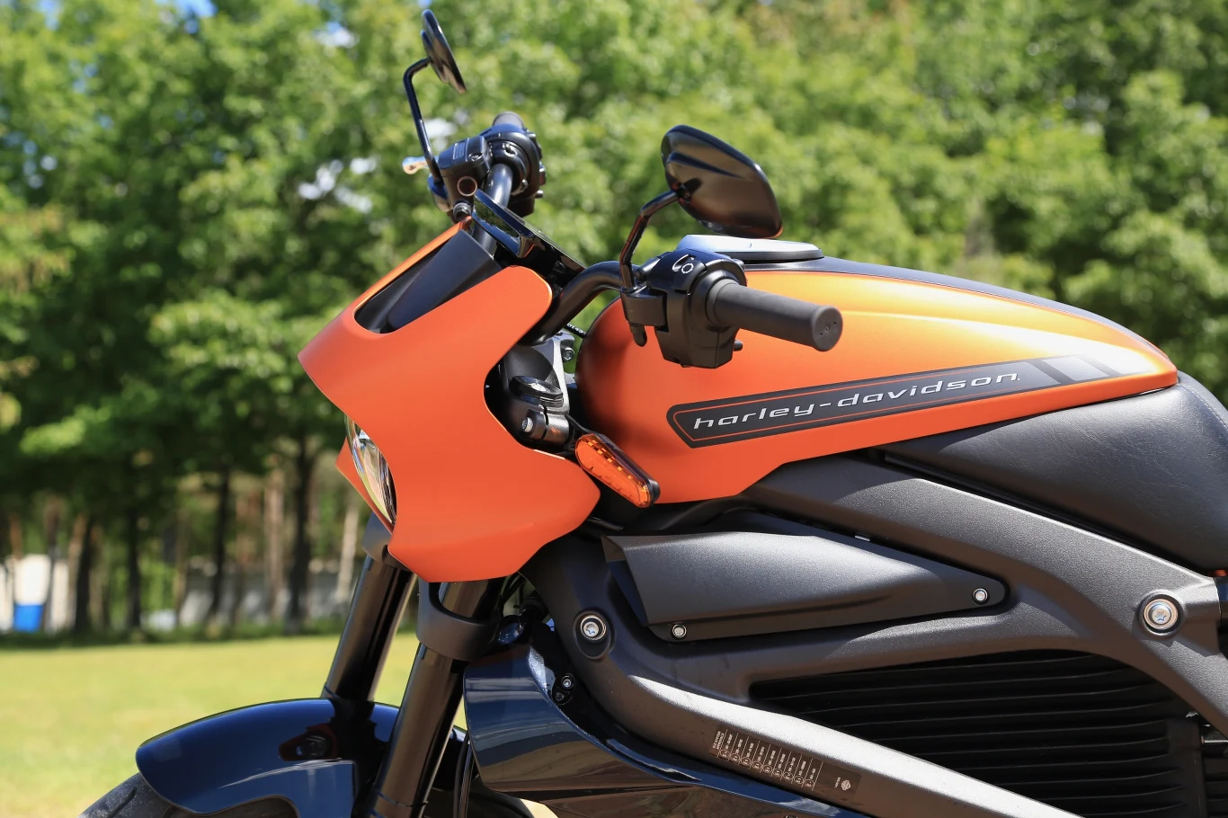 Napęd elektryczny H-D Revelation generuje minimalne wibracje, ciepło i hałas, a charakterystyczny dźwięk, zmienia się w miarę przyspieszania motocykla. Napęd elektryczny H-D Revelation generuje minimalne wibracje, ciepło i hałas, a charakterystyczny dźwięk, zmienia się w miarę przyspieszania motocykla.