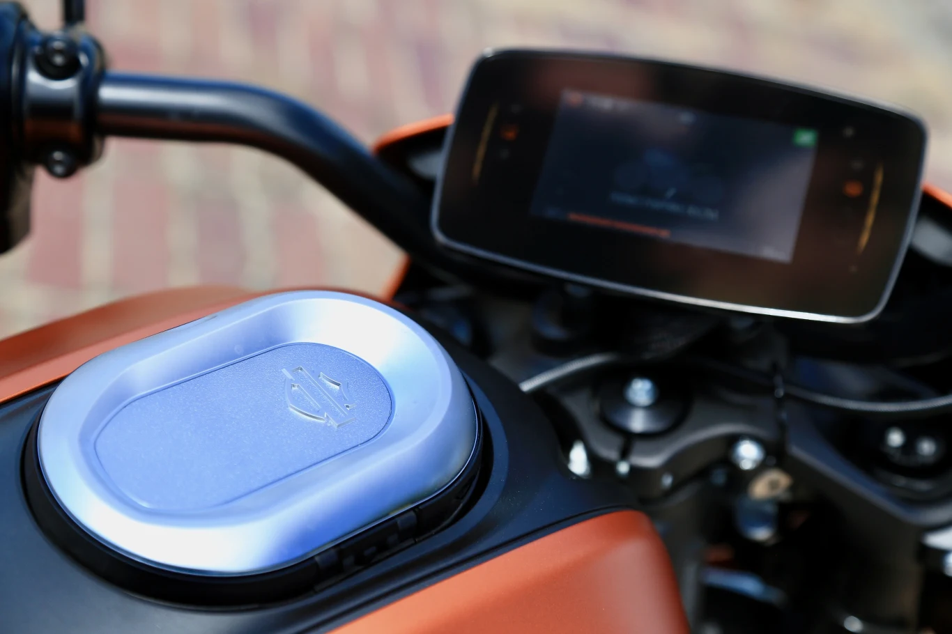 Usługa H-D Connect umożliwia gromadzenie i przesyłanie do aplikacji na smartfonie kierowcy informacji m.in. na temat stanu motocykla, ostrzeżenia o manipulowaniu przy pojeździe oraz lokalizacji pojazdu. Usługa H-D Connect umożliwia gromadzenie i przesyłanie do aplikacji na smartfonie kierowcy informacji m.in. na temat stanu motocykla, ostrzeżenia o manipulowaniu przy pojeździe oraz lokalizacji pojazdu.