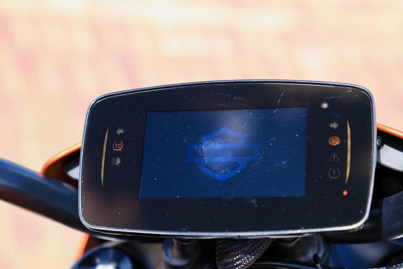 Na wybranych rynkach motocykl LiveWire jest wyposażony w funkcję H-D Connect, która zapewnia łączność pomiędzy motocyklistą a pojazdem poprzez Jednostkę Sterowania Telematycznego korzystającą z technologii LTE, w połączeniu z usługami łączności i chmury obliczeniowej wykorzystującymi najnowszą wersję aplikacji Harley-Davidson App. Na wybranych rynkach motocykl LiveWire jest wyposażony w funkcję H-D Connect, która zapewnia łączność pomiędzy motocyklistą a pojazdem poprzez Jednostkę Sterowania Telematycznego korzystającą z technologii LTE, w połączeniu z usługami łączności i chmury obliczeniowej wykorzystującymi najnowszą wersję aplikacji Harley-Davidson App.