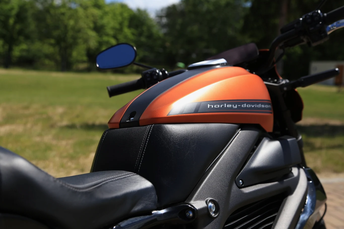 Motocykl LiveWire jest wyposażony w system Elektronicznego Sterowania Podwoziem wykorzystujący udoskonaloną funkcję ABS poprawiającą bezpieczeństwo podczas jazdy na zakrętach... Motocykl LiveWire jest wyposażony w system Elektronicznego Sterowania Podwoziem wykorzystujący udoskonaloną funkcję ABS poprawiającą bezpieczeństwo podczas jazdy na zakrętach...