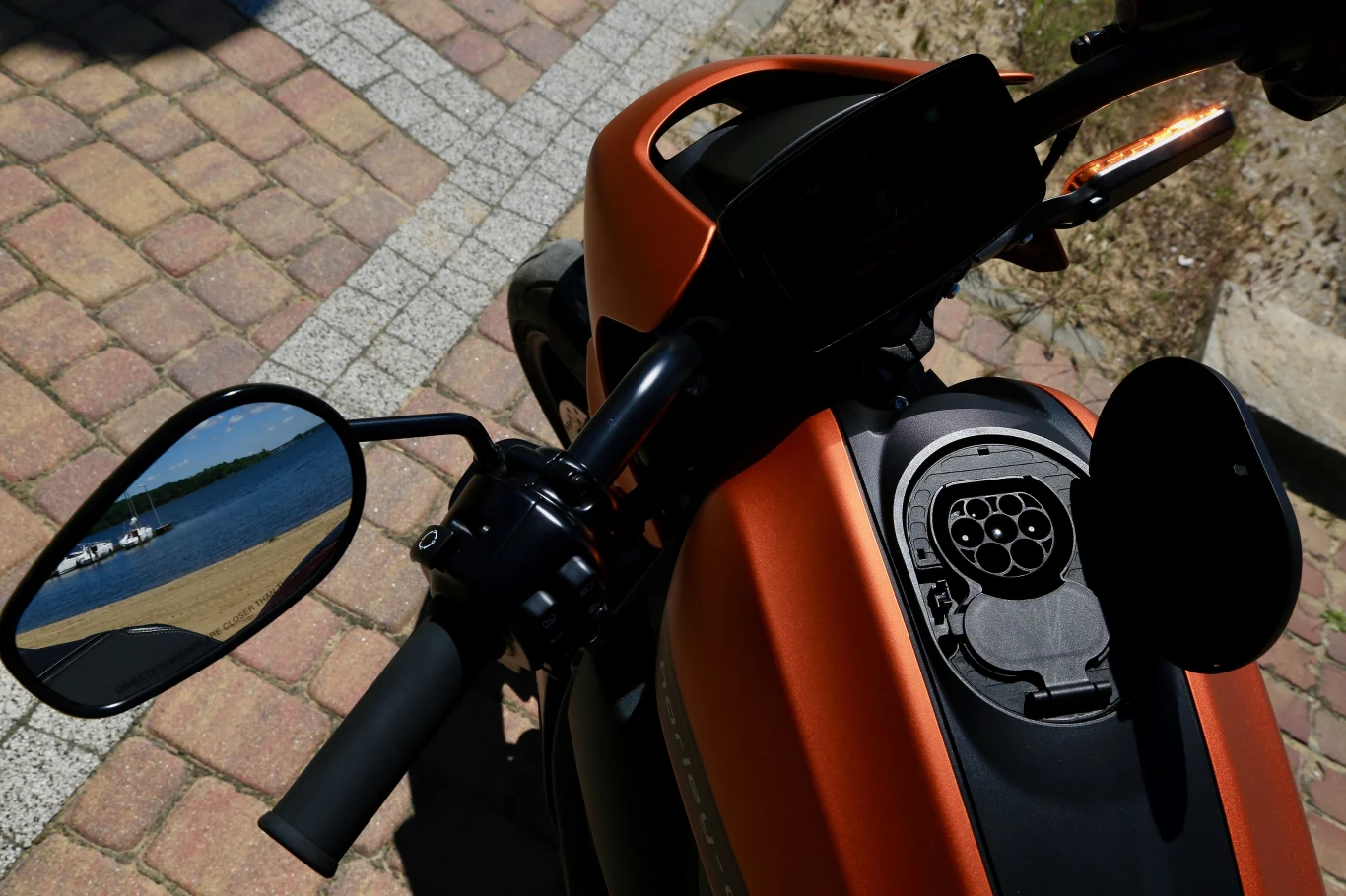 Napęd elektryczny motocykla nie wymaga użycia sprzęgła ani skrzyni biegów, co znacznie ułatwia jazdę. Napęd elektryczny motocykla nie wymaga użycia sprzęgła ani skrzyni biegów, co znacznie ułatwia jazdę.