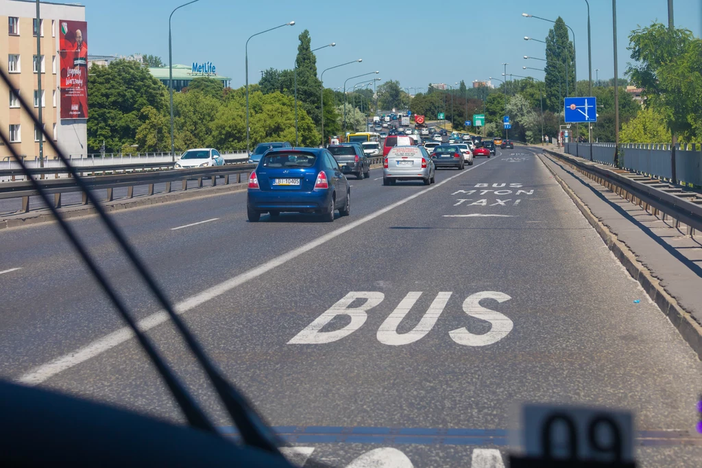 W większości miast motocykliście mogą jeździć po buspasach. Warszawa robi problem