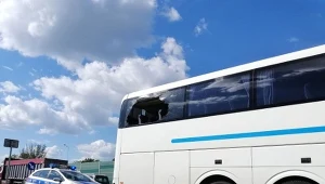 Wybite okno w autobusie