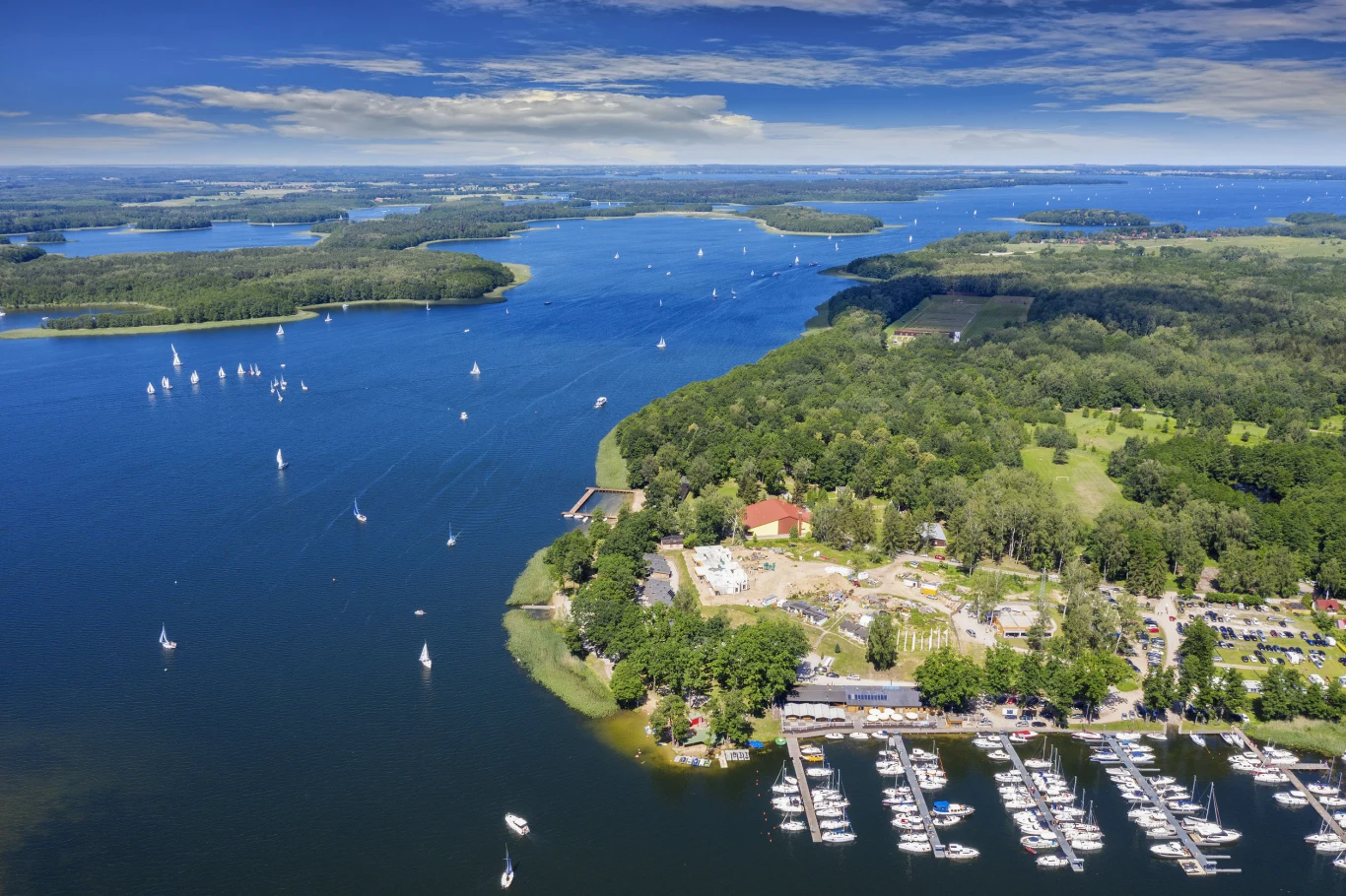 Na Mazurach każdy znajdzie to, co lubi - jeziora, lasy, rzeki, kanały, zabytki, kajakowe szlaki i rejsy żeglarskie. Ten region naszego kraju zachwyca polskich, ale też zagranicznych turystów. Wielkie Jeziora Mazurskie to szlak wodny rozciągający się od Mamr po Jezioro Nidzkie. W sezonie życie tutaj toczy się intensywnie. Śniardwy - największe mazurskie jezioro przyciąga windsurferów. Popularny jest też kajakowy szlak Krutynią - jeden z najurokliwszych w Polsce. Miłośników przyrody zachwyci także Puszcza Piska. Dla tych, którzy lubią zwiedzać również znajdzie się wiele fascynujących miejsc - jednym z nich jest zamek krzyżacki w Szczytnie. W Wojnowie natomiast, jednej z najpiękniejszych mazurskich wsi, zwiedzić możecie molennę, czyli świątynię staroobrzędowców. Warto też wybrać się do Gierłoży, by zobaczyć pozostałości kwatery Hitlera, w Mamerkach zaś - gigantyczne bunkry, gdzie mieściła się kwatera niemieckiego dowództwa wojsk lądowych.