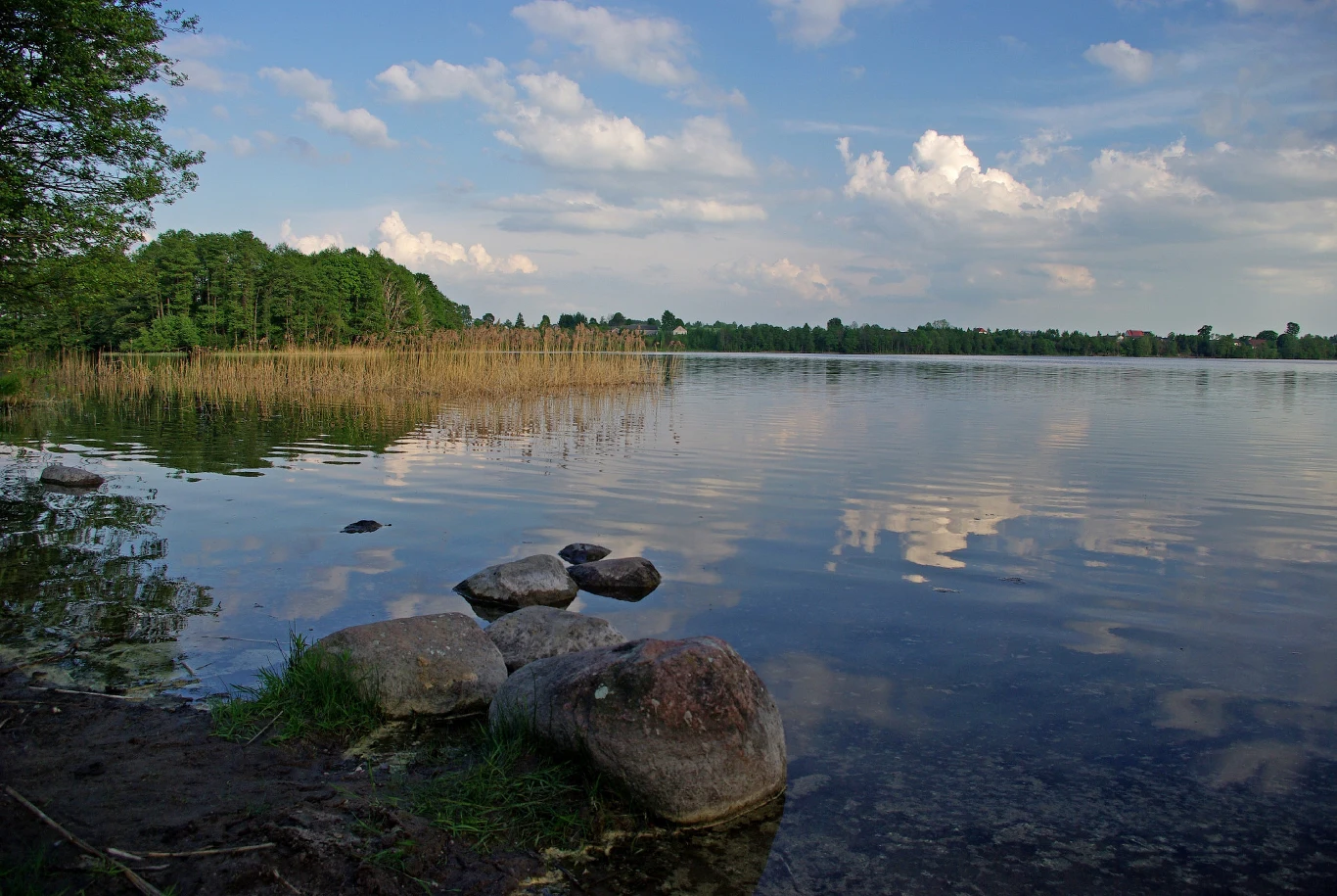 Na terenie parku znajduje się najgłębsze w Polsce jezioro Hańcza, nad brzegami którego podziwiać można pozostałości dworu w Starej Hańczy. Charakterystyczne dla Suwalskiego Parku Narodowego jest głazowisko Bachanowo - łąka z głazów, które zostały tu przed tysiącami lat przetransportowane przez lodowiec. Będąc na Suwalszczyźnie warto zwiedzić zabytki sakralne - drewniany kościółek w Jeleniewie oraz świątynię staroobrzędowców w Wodziłkach. Jeśli tylko macie możliwość, zabierzcie ze sobą rowery. Pomogą wam dotrzeć do wielu uroczych zakątków tego regionu.