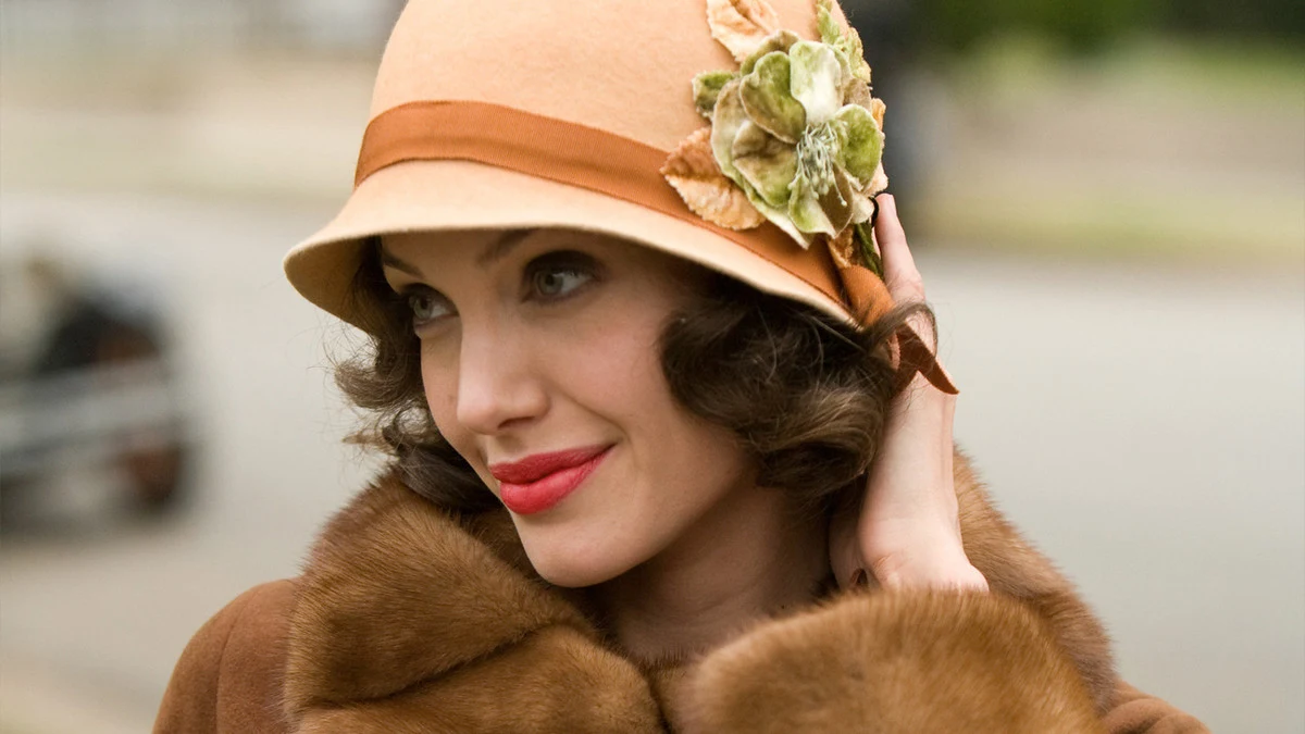 Kreacja samotnej matki w kostiumowym dramacie Clinta Eastwooda "Oszukana" była kolejnym aktorskim triumfem Jolie (znów nominacja do Złotego Globu). "To nadzwyczajna historia" - mówiła Jolie. "Nie mogłam się od niej oderwać. Christine Collins jest kobietą, którą podziwiam, ale w jej historii jest mnóstwo spraw, których jako aktorka wcale nie chciałam grać. Nie byłam przekonana, co do robienia filmu o porwanym dziecku, ale ostatecznie siła Christine jakoś mnie do tego przekonała" - wyznała aktorka.

Na zdjęciu: Angelina Jolie w filmie "Oszukana" (2008)