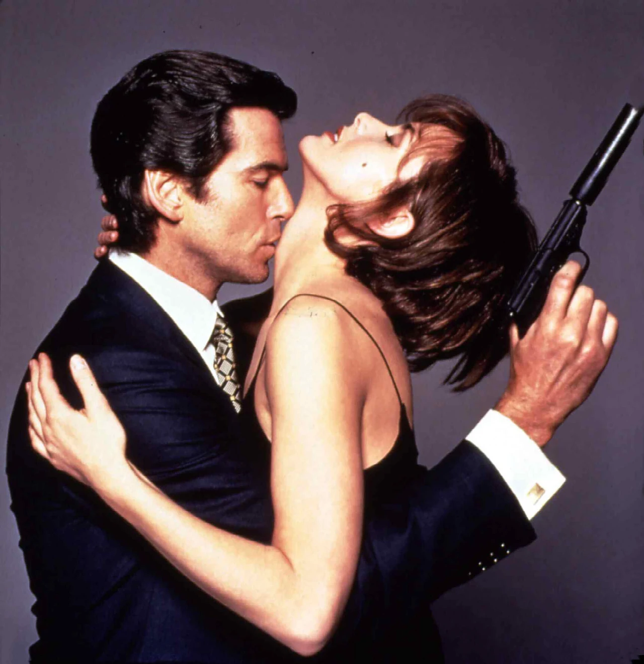 Przez lata pięknej Polce oferowano główne role kobiece w takich filmach, jak "Tajemnice Los Angeles" oraz "Maska Zorro". Odrzuciła je jednak - głównie z powodu ciążącej na niej sporej popularności po kreacji w "GoldenEye" - i ostatecznie trafiły do Kim Basinger i Catherine Zeta-Jones. Ta pierwsza otrzymała za nią zresztą Oscara i można wyrokować, że gdyby Scorupco jednak zagrała w filmie Curtisa Hansona, jej kariera mogłaby wyglądać o wiele bardziej okazale. A tak to już na zawsze zostanie kolejną z ofiar "klątwy dziewczyny Bonda".