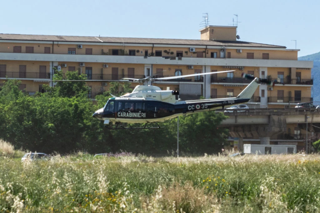 Policyjny helikopter podczas akcji poszukiwania narkotyków w rejonie Calabria