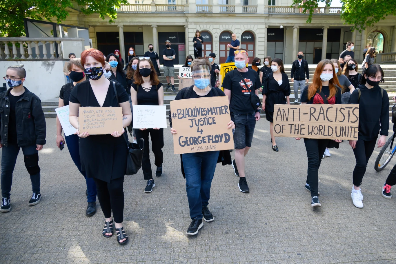 Uczestnicy marszu, w większości ubrani na czarno, zebrali się na poznańskim pl. Wolności po godz. 16. Część z nich miała plansze i transparenty z hasłami takimi jak: "Black lives matter", "I can't breathe" czy "Mamo, nie mogę oddychać".