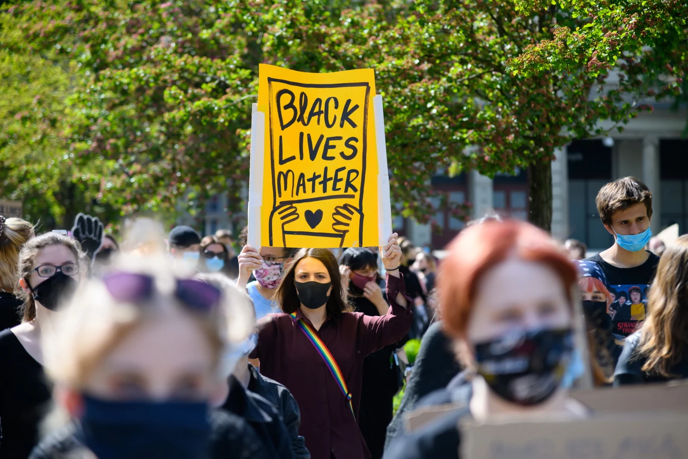 Floyd, 46-letni Afroamerykanin, zmarł 25 maja w Minneapolis, gdy w czasie aresztowania za domniemaną próbę zapłacenia fałszywym 20-dolarowym banknotem został przygnieciony do ziemi przez policjanta, który przez dziewięć minut klęczał na jego szyi. 