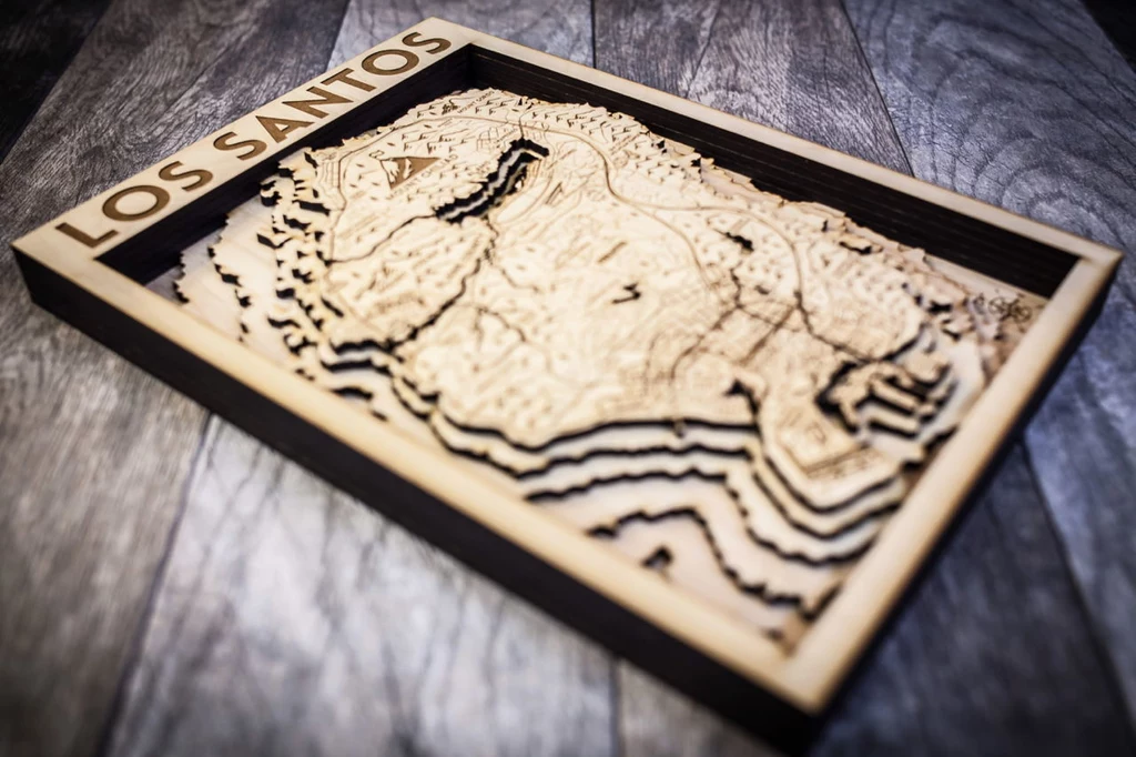 Drewniana mapa Los Santos / fot. Originartwork