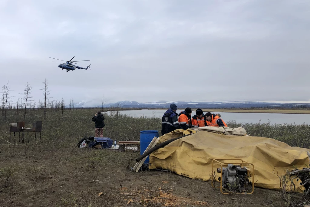 Ziniczew potwierdził, że informację o katastrofie władze elektrowni przekazały do podległego mu resortu po dwóch dniach - 31 maja. Do wycieku oleju napędowego, w wyniku rozhermetyzowania się zbiornika, doszło 29 maja. Ziniczew potwierdził, że informację o katastrofie władze elektrowni przekazały do podległego mu resortu po dwóch dniach - 31 maja. Do wycieku oleju napędowego, w wyniku rozhermetyzowania się zbiornika, doszło 29 maja.