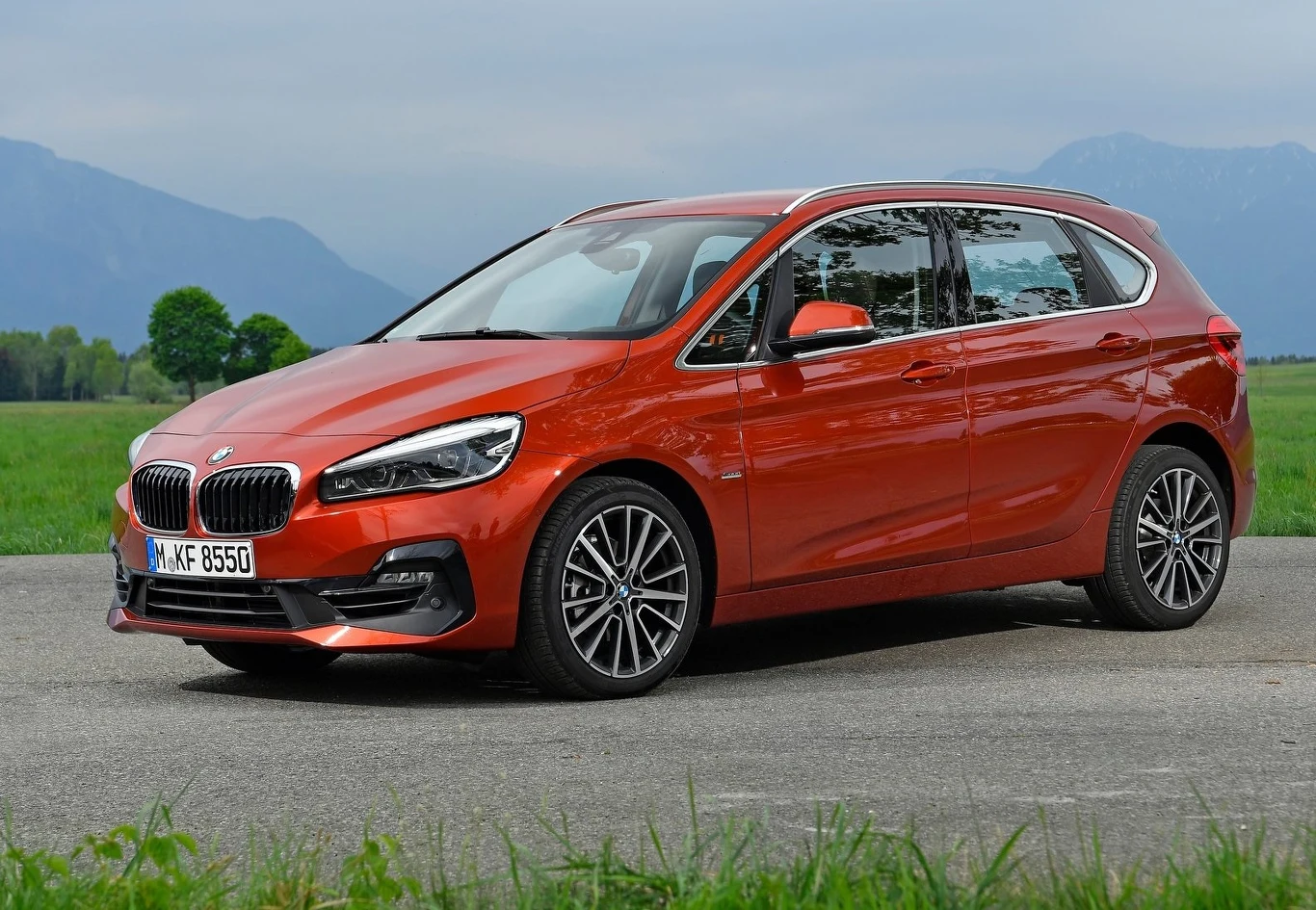 BMW serii 2 Active Tourer To jeden z ostatnich vanów na rynku, do tego premium, ale obecnie ma tak atrakcyjną cenę wynajmu i leasingu, że może konkurować z popularnymi samochodami. Ja na vana przystało w kabinie BMW użytkownicy znajdą wiele przydatnych schowków, a kanapę bardzo łatwo da się poskładać (do tego każde z miejsc można tu złożyć oddzielnie). Dwójka to typowe BMW pod względem obsługi, które daje też radość z jazdy. Co ciekawe, samochód ten ma przedni napęd, co dla wielu kierowców może być zaletą. Bardzo atrakcyjne jest obecnie oferta 140-konnego benzyniaka, który według danych BMW spala średnio 5,8 l benzyny na 100 km. Samochód ten ma także automatyczną skrzynię biegów, co czyni z niego bardzo łatwy w obsłudze pojazd. Do tego, mimo sporego wnętrza, zewnętrzne wymiary BMW są na tyle nieduże, że bardzo łatwo się nim parkuje. Takie auto można mieć w abonamencie na 3 lata za 2128 zł miesięcznie.