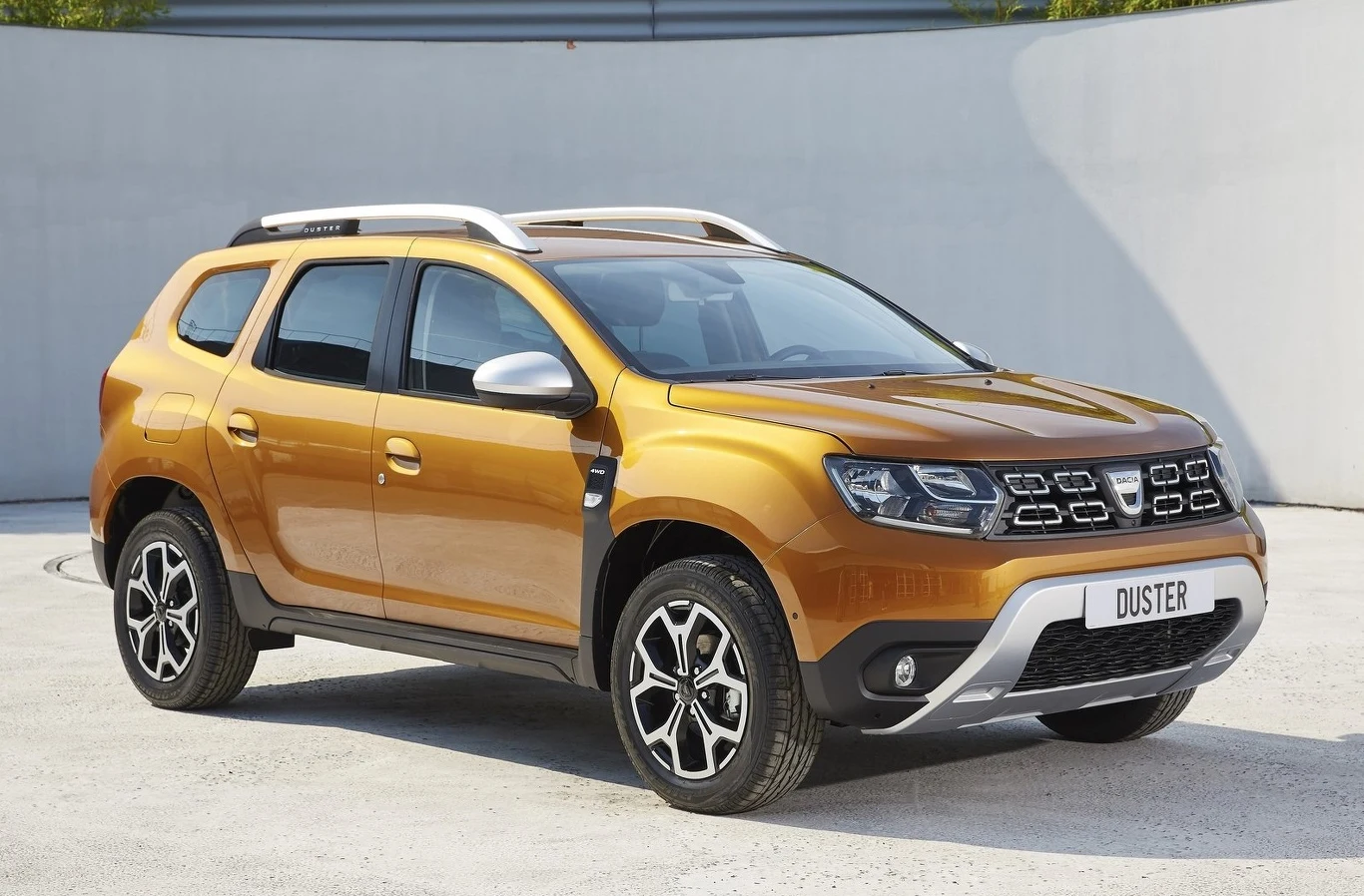 Dacia Duster z instalacją LPG To najlepszy sposób na dotarcie na wakacje za niewielkie pieniądze. 100-konna odmiana 1.0 TCe z fabryczną instalację gazu to idealne auto do oszczędnej jazdy. Nie znamy niestety jej spalania gazu, ale producent podaje, że średnie zapotrzebowanie na benzynę to jedynie 5,5-5,6 l na 100 km. Oczywiście gazu Dacia spali więcej, ale nie zmienia to faktu, że podróże nią po Polsce będą należały do ekstremalnie tanich. Dostępna jest wersja Essential wyposażona m.in. w czujniki parkowania, manualną klimatyzację, centralny zamek, mocowanie ISOFIX z tyłu, system wspomagania jazdy pod górę, komputer pokładowy oraz radio z systemem bluetooth. Takie auto można mieć w abonamencie na 3 lata za 1335 zł miesięcznie.