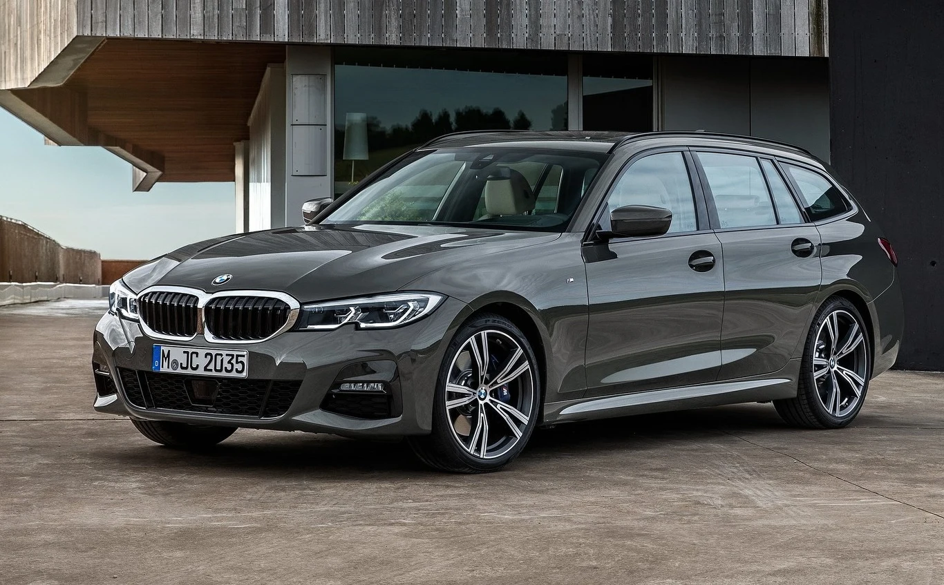 BMW serii 3 Kolejne polecane kombi to BMW serii 3. Ten 190-konny diesel mą automatyczną skrzynię biegów i napęd 4x4. Do setki rozpędza się w 7,4 s. Ma spory, 500-litrowy bagażnik. Dopełnieniem świetnego samochodu są 17-calowe felgi aluminiowe. A gdyby okazało się, że lato nie jest w tym roku łaskawe pod względem temperatur, w BMW znajdziemy też podgrzewane fotele. Takie auto można mieć w abonamencie na 3 lata za 3277 zł miesięcznie.