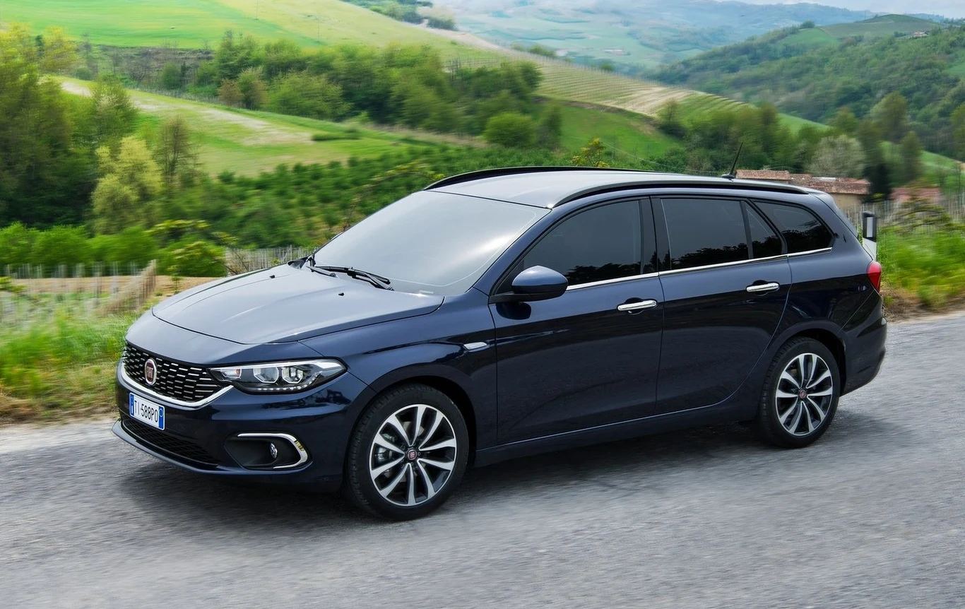 Fiat Tipo kombi Kompaktowe kombi Fiata ma kufer o pojemności 550 litrów, który jest bardzo foremny i ustawny - a to ma ogromne znaczenie podczas pakowania wakacyjnych tobołów. Do tego to bardzo wygodne w podróży auto z dość komfortowymi nastawami zawieszenia. Benzynowy silnik 1.4 16V o mocy 95 KM to stara wolnossąca szkoła. Według Fiata średnie spalanie Tipo to 6,5 l na 100 km, chociaż przyznać trzeba, że jest to raczej auto dla spokojnie nastawionych kierowców - świadczy o tym czas przyspieszenia od 0 do 100 km/h, który wynosi 12,6 s. Samochód można wynająć w wersji Pop oraz Lounge. Już pierwsza z nich ma sporo ciekawych elementów wyposażenie m.in.: 17-calowe alufelgi, 7 poduszek powietrznych, elektrycznie sterowane szyby z przodu i z tyłu, przedni podłokietnik, relingi dachowe, tempomat, regulację wysokości fotela kierowcy, czujnik deszczu a nawet radio z dotykowym ekranem. Takie auto można mieć w abonamencie na 3 lata za 1247 zł miesięcznie.