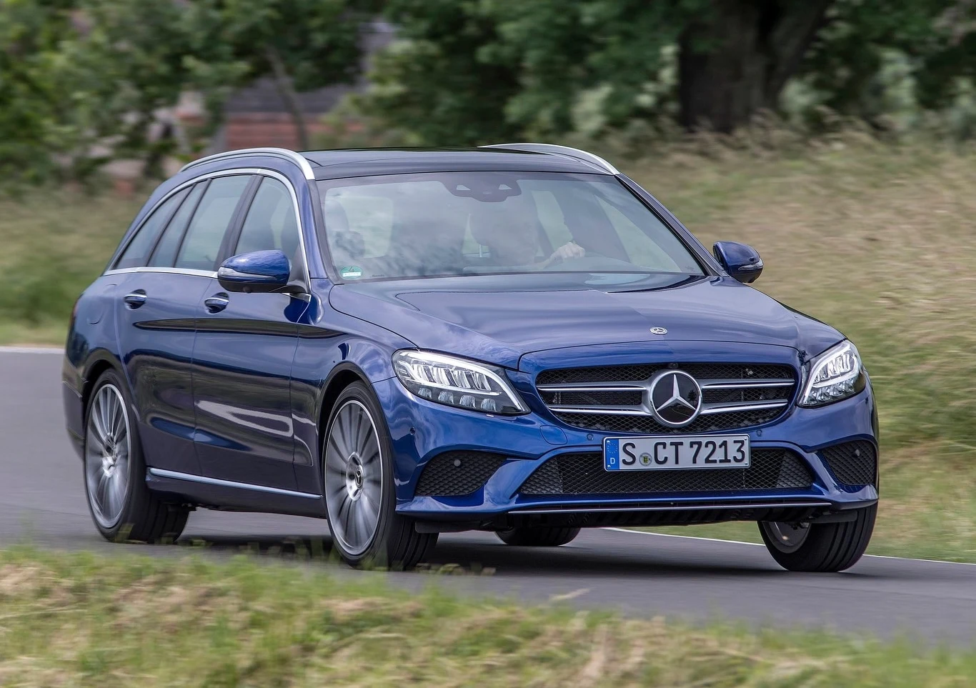 Mercedes klasy C To kolejny samochód z nadwoziem kombi, jaki znalazł się w "wakacyjnym" zestawieniu Carsmile. 490-litrowy bagażnik powinien bez trudu pomieścić walizki i niezbędne akcesoria urlopowe. Polecamy 156-konnego benzyniaka C 180, z 9-biegowym automatem. Ta wersja ma napęd na tylną oś i od 0 do 100 km/h przyspiesza w 8,5 s. Według Mercedesa, spala 7,3 l benzyny na 100 km. Takie auto można mieć w abonamencie na 3 lata za 2908 zł miesięcznie.