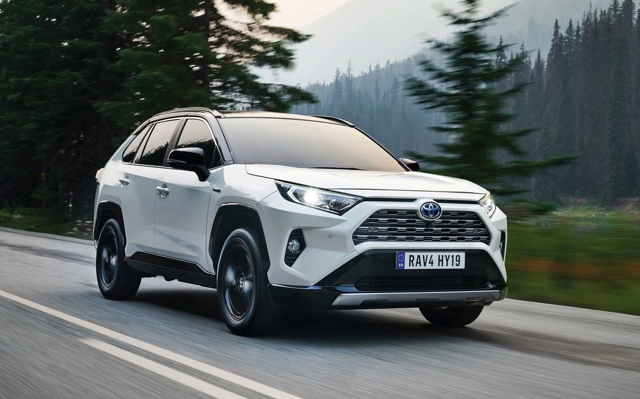 Toyota RAV4 SUV to także świetny pomysł na wakacyjne auto. Zwłaszcza jeśli ma napęd na cztery koła. Taki dostępny jest m.in. w Toyocie RAV4 2.0 4x4 o mocy 173 KM. Ogromna kabina, świetna obsługa i genialna widoczność z kabiny, a do tego 580-litrowy kufer. Nic tylko zabrać ze sobą rodzinę i jechać nad polskie morze. Spalanie według danych Toyoty też nie jest 6,2-6,4, a trzeba pamiętać, że ten sporej wielkości SUV do setki rozpędza się w 11 sekund i może pędzić nawet 190 km/h. Wyposażenie RAV4 w wersji Comfort też jest naprawdę niezłe: lampy bi-LED z przodu i z tyłu, system Multi-Terrain Select, system utrzymania pasa ruchu, system wykrywania zmęczenia kierowcy, aktywny tempomat, kamerę cofania i wiele, wiele innych elementów. Toyota świetnie nadaje się także do ciągnięcia przyczep - ma nawet seryjny system stabilizacji toru jazdy przyczepy. Takie auto można mieć w abonamencie na 3 lata za 2380 zł miesięcznie.