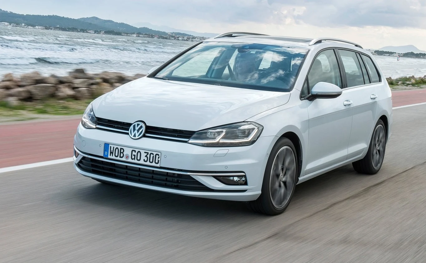 Volkswagen Golf kombi 605 litrów bagażnika - taki wynik w klasie kompaktowej mówi sam za siebie. Ale to nie jest jedyna zaleta Golfa, który od lat nazywany jest królem kompaktów. Ten samochód jest bardzo wygodny, ma świetną, intuicyjną obsługę, a do tego nieźle jeździ. Bardzo dobrą cenę najmu i leasingu ma w tej chwili wersja z silnikiem 1.0 TSI/115 KM z manualną przekładnią. Wedle danych fabrycznych, taki Golf spala średnio tylko 5 l benzyny na 100 km, świetnie łączy więc użyteczność z oszczędnością, a obydwie te cechy są pożądane od wakacyjnego pojazdu. Ale oczywiście Golf to nie tylko samochód do dalekich wojaży (w tym roku raczej tylko po Polsce). Proponowana przez Carsmile odmiana Comfortline ma też sporo ciekawych gadżetów, które dobrze sprawdzą się w każdej sytuacji - np. automatyczne światła drogowe, aktywny tempomat, radio z 6,5-calowym, kolorowym wyświetlaczem i wiele innych. Takie auto można mieć w abonamencie na 3 lata za 1682 zł miesięcznie.