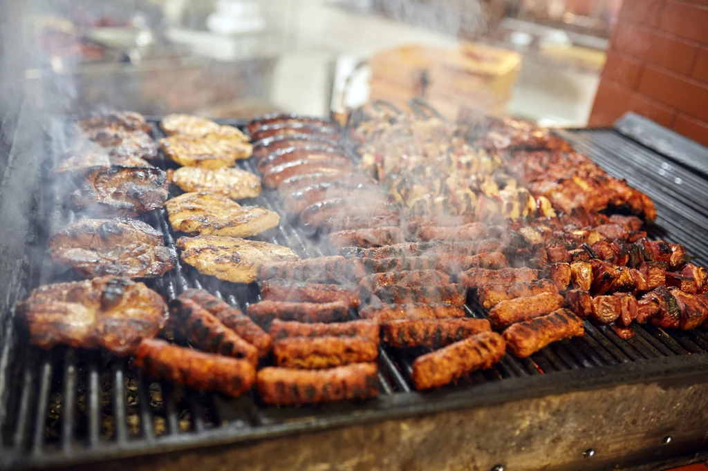 Jednak nie tylko kotlety schabowe cieszą się popularnością na polskich stołach. Sezon na grillowanie trwa w najlepsze, a panowie na pewno cieszą się z tego powodu. Większość z nich uwielbia spędzać wieczory w męskim gronie przy rozgrzanym ruszcie. Mężczyźni nie smażą tylko kiełbasy. Chętnie zajadają się również karkówką, boczkiem i kaszanką. Niektórzy na grilla wrzucają też skrzydełka lub udka z kurczaka. Przy okazji delektowania się tak przygotowanym jedzeniem, Polacy lubią również napić się piwa. Dla wielu panów jest to nieodłączny element udanego grillowania. Jednak nie tylko kotlety schabowe cieszą się popularnością na polskich stołach. Sezon na grillowanie trwa w najlepsze, a panowie na pewno cieszą się z tego powodu. Większość z nich uwielbia spędzać wieczory w męskim gronie przy rozgrzanym ruszcie. Mężczyźni nie smażą tylko kiełbasy. Chętnie zajadają się również karkówką, boczkiem i kaszanką. Niektórzy na grilla wrzucają też skrzydełka lub udka z kurczaka. Przy okazji delektowania się tak przygotowanym jedzeniem, Polacy lubią również napić się piwa. Dla wielu panów jest to nieodłączny element udanego grillowania.