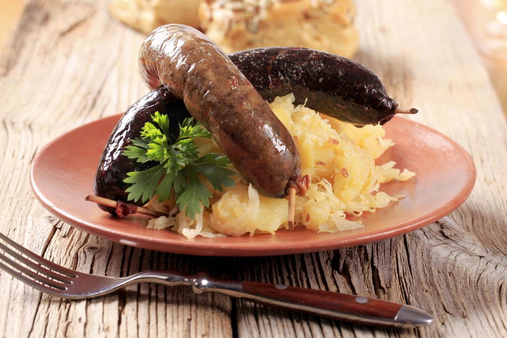 Nie jest tajemnicą, że polscy mężczyźni są fanami swojskich wyrobów. Takim bez wątpienia jest kaszanka. Na Śląsku nazywa się ją też „krupniokiem”. Nie poleca się jej osobom, które mają problemy ze zbyt wysokim cholesterolem. To, ile ma kalorii, zależy jednak przede wszystkim od sposobu, w jaki się ją przygotowuje. Dlatego, jeżeli uważasz, że twój partner ostatnio przytył, najlepiej nie podawaj mu smażonej. Nie jest tajemnicą, że polscy mężczyźni są fanami swojskich wyrobów. Takim bez wątpienia jest kaszanka. Na Śląsku nazywa się ją też „krupniokiem”. Nie poleca się jej osobom, które mają problemy ze zbyt wysokim cholesterolem. To, ile ma kalorii, zależy jednak przede wszystkim od sposobu, w jaki się ją przygotowuje. Dlatego, jeżeli uważasz, że twój partner ostatnio przytył, najlepiej nie podawaj mu smażonej.
