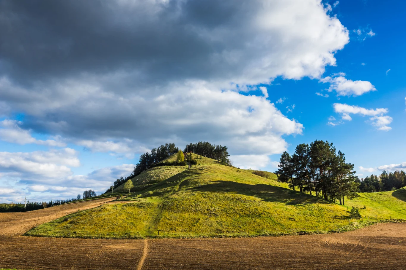 Polodowcowy teren Suwalskiego Parku Narodowego przypomina góry, a to za sprawą pofałdowanego terenu, pięknych, krystalicznych jezior oraz głazów narzutowych, które urzekają turystów. Najwyższe wzniesienie Suwalskiego Parku Narodowego to przypominająca stożek wulkanu - Góra Cisowa, nazywana suwalską Fudżijamą (256 m n.p.m.) 