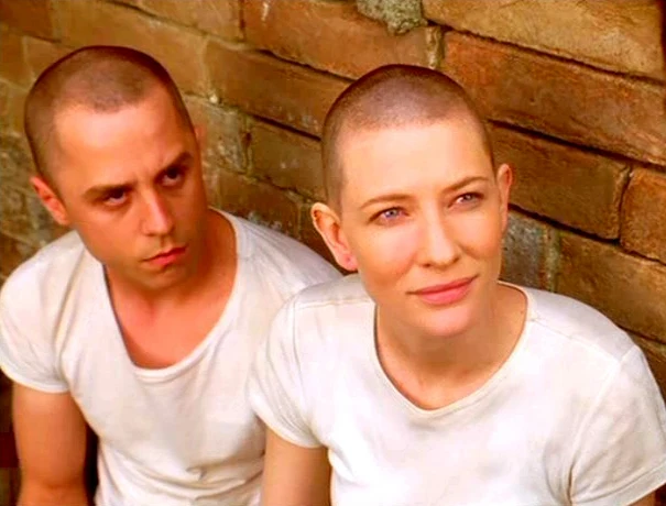 W 2002 roku wraz z Giovannim Ribisim aktorka wystąpiła w "Niebie" (2002), pierwszej części kolejnej po "Trzech kolorach" trylogii, nad którą pracowali Krzysztof Kieślowski i Krzysztof Piesiewicz. Ostatecznie film o policjancie, który pomaga w ucieczce z aresztu nauczycielce oskarżonej o zamach bombowy wyreżyserował Tom Tykwer.

Na zdjęciu: Cate Blanchett i Giovanni Ribisi w filmie "Niebo"